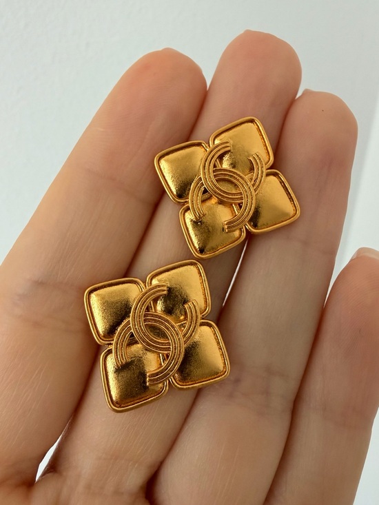 CHANEL Jewelry - 💛CHANEL Gold Flower Motif Stud Earrings✨